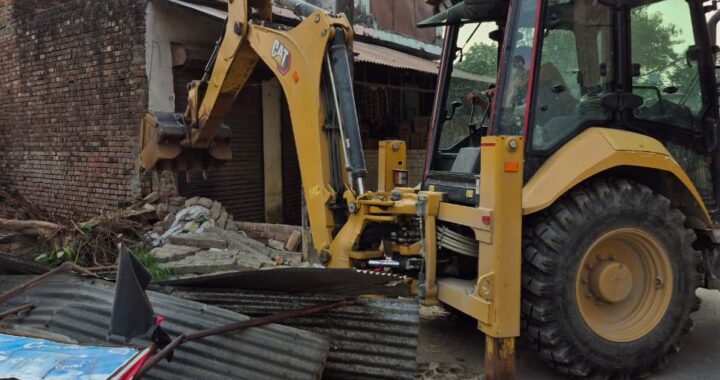 देहरादून:(बड़ी खबर) नकल आरोपी खालिद की अतिक्रमण कर बनाई गई संपत्ति पर गरजा धामी का बुलडोज़र