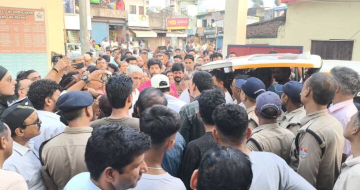 लालकुआं :(बड़ी खबर) मुकदमा दर्ज कर पटवारी को हिरासत में लेने के बाद माने ग्रामीण