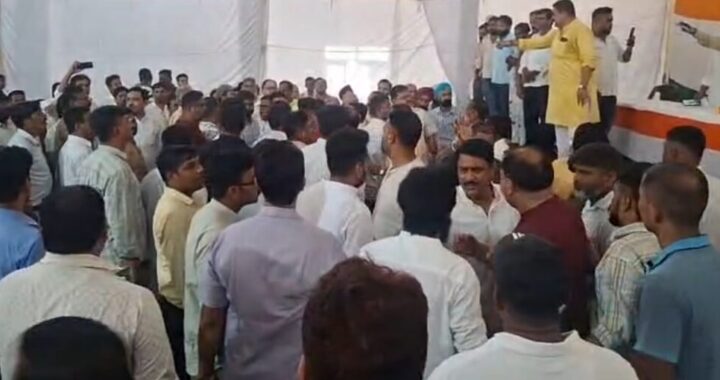 उत्तराखंड: यहां आब्जर्वर के सामने ही भिड़े काग्रेसी, मारपीट, फाड़े कपड़े Video