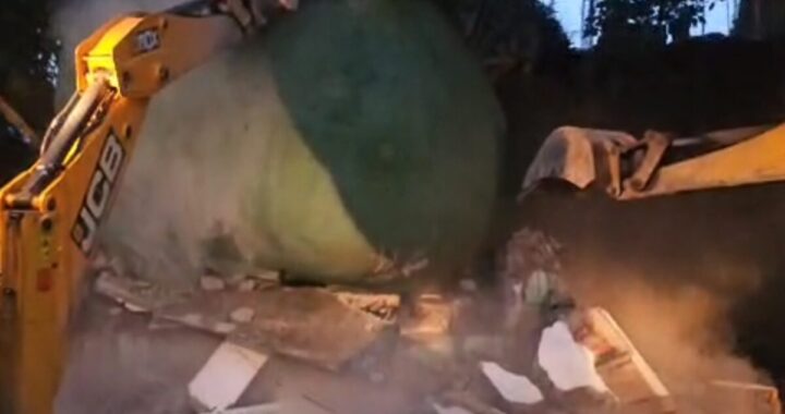 उत्तराखंड: सुबह सुबह अवैध रूप से बनाई गई मजार, JCB से ध्वस्त