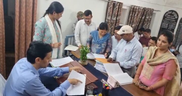 हल्द्वानी:(बड़ी खबर) कमिश्नर सवाल पूछते रहे, तहसीलदार और पटवारी मुंह ताकते रहे, तहसील का गजब हाल