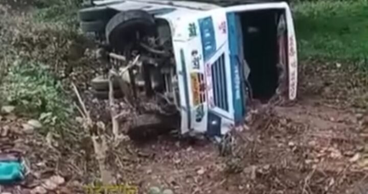 उत्तराखंड : यहां बस पलटी, बड़ा हादसा होने से टला