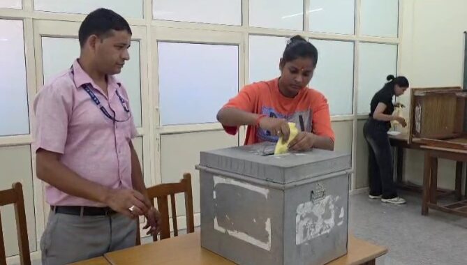 हल्द्वानी :(बड़ी खबर) भारी फोर्स के बीच कॉलेज में मतदान शुरू