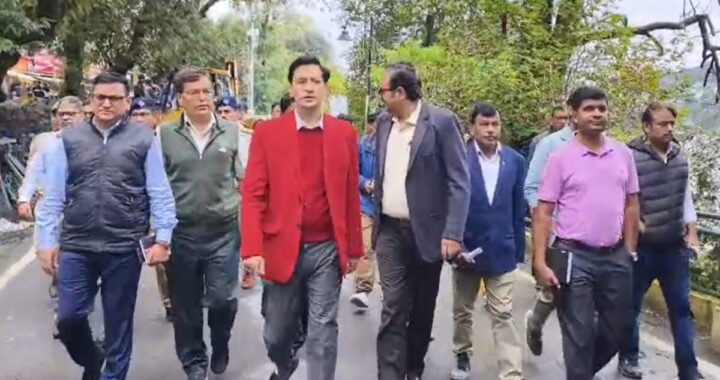 नैनीताल (बड़ी खबर): कुमाऊं कमिश्नर ने किया दरकती मालरोड का निरीक्षण, अब जल्द होगा निर्माण कार्य शुरू