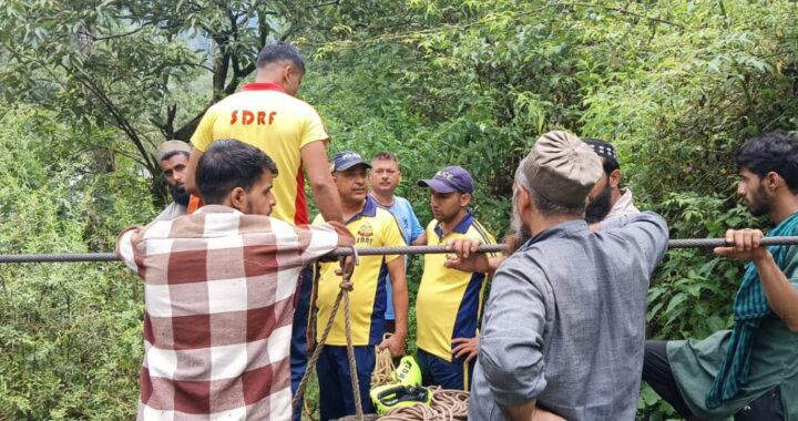 उत्तराखंड: परिवार की आंखों के सामने बेटी बह गई नदी में! रेस्क्यू जारी