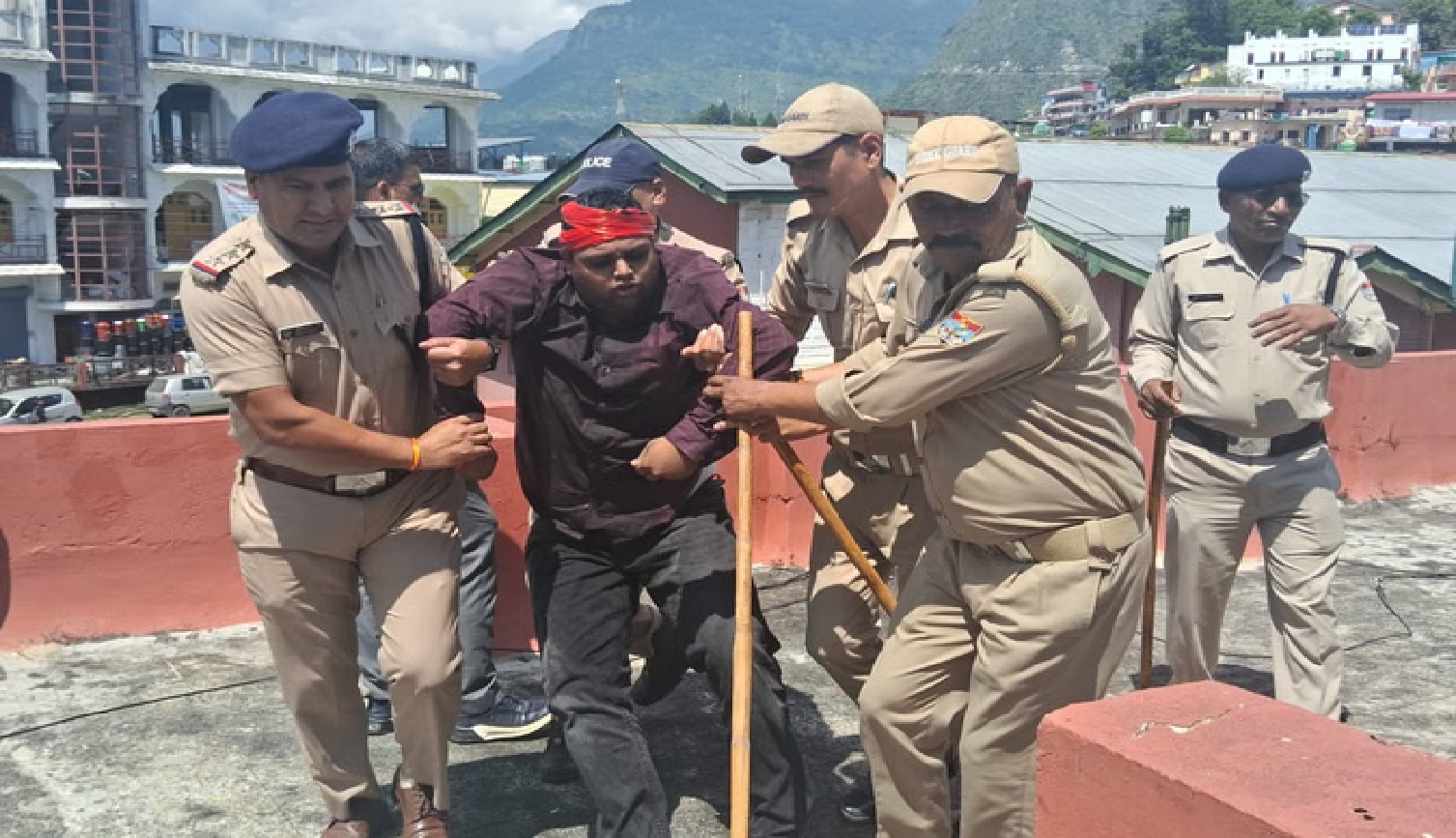 उत्तराखंड: पेट्रोल की बोतल लेकर छत पर चढ़े छात्र, सरकार को दी चेतावनी