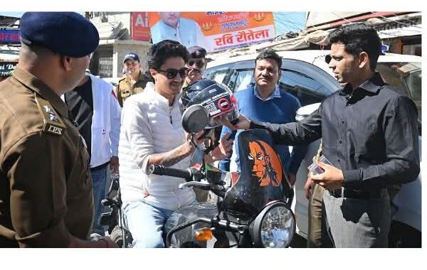 अल्मोड़ा: DM और SSP ने सड़क पर पैदल घूम ट्रैफिक व्यवस्था देखी