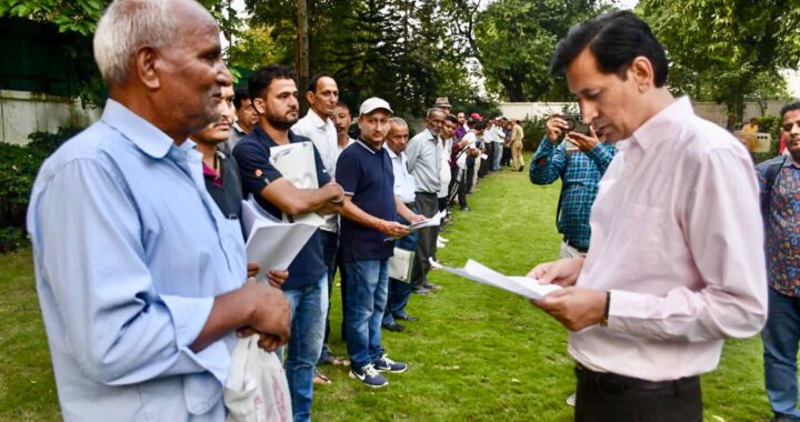 हल्द्वानी :(बड़ी खबर) जनता की आवाज़ सीधे प्रशासन तक, आयुक्त दीपक रावत ने सुनी जनसमस्याएँ