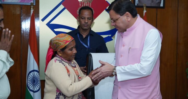देहरादून :(बड़ी खबर) दुर्घटना में मृत्यु हुवे तीन उपनल कर्मियों को CM ने सौंपे 50-50 लाख के चैक