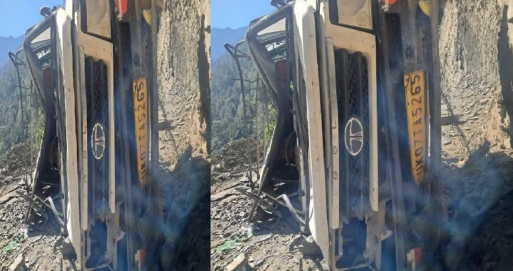 उत्तराखंड: यहाँ वाहन के ऊपर गिरा बोल्डर