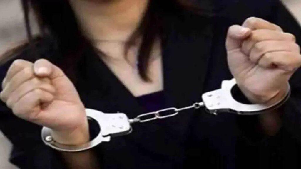 mahila girftar