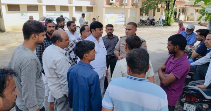 उत्तराखंड में यहाँ डंपर की टक्कर से एक युवक की मौत, दो घायल !