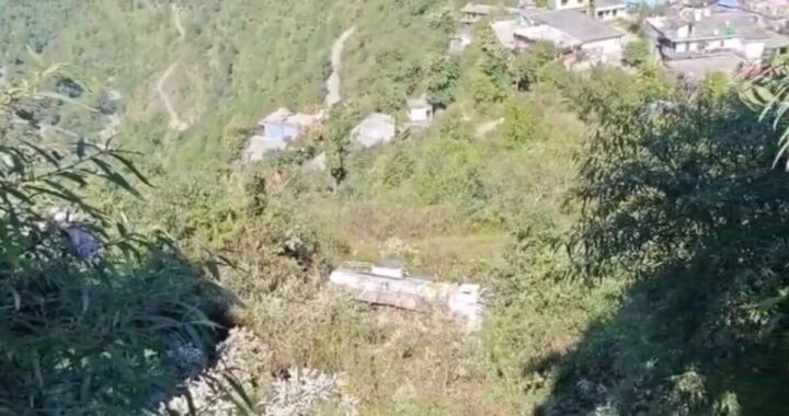 उत्तराखंड में यहाँ पेट्रोल-डीजल से भरा ट्रक खाई में गिरा
