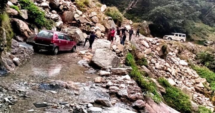 उत्तराखंड: बोल्डर गिरने से पिंडारी ग्लेशियर मार्ग बंद, पर्यटक और स्थानीय लोग फंसे