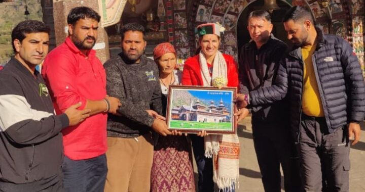 उत्तराखंड: विश्व कप विजेता रेणुका ठाकुर पहुंची हनोल महासू मंदिर