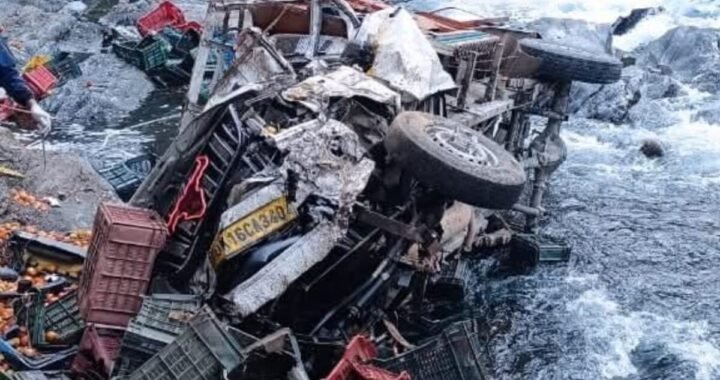 उत्तराखंड : टमाटर से भरी पिकअप गहरी खाई में गिरी, एक की मौत दो घायल