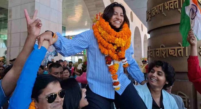 विश्व कप विजेता स्नेह राणा का देहरादून एयरपोर्ट पर ढोल-नगाड़ों के साथ हुआ भव्य स्वागत