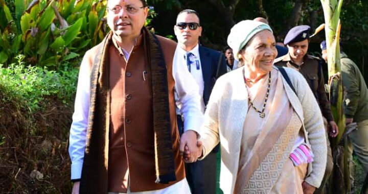 मां के साथ पैतृक गांव पहुंचे सीएम धामी, बचपन की यादों में डूबे