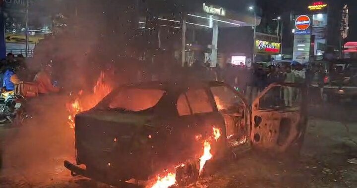 उत्तराखंड: यहाँ सड़क किनारे खड़ी तीन लग्जरी गाड़ियों में लगी आग