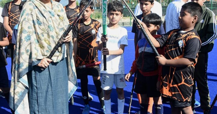 उत्तराखंड: खेल मंत्री रेखा आर्या ने मानसखंड खेल परिसर में हॉकी में आजमाया हाथ