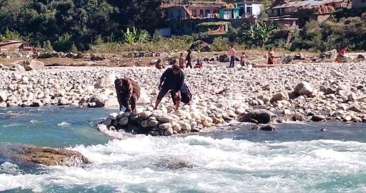 उत्तराखंड: पुल न बनने से महिलाएं खुद कर रही हैं भागीरथी नदी में अस्थायी पुल निर्माण