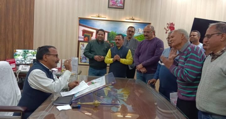 हल्द्वानी:- बरेली रोड सड़क चौड़ीकरण मामले में जिलाधिकारी से मिले क्षेत्र के लोग