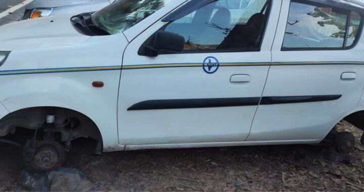 नैनीताल :(गजब) सड़क किनारे खड़ी कार के पहिए चोर खोल ले गए