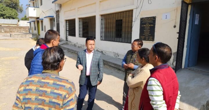 हल्द्वानी: नगर निगम विद्यालयों में दो-दो स्मार्ट क्लास स्थापित होंगी, अधिकारियों ने किया निरीक्षण