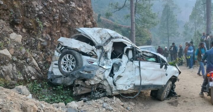 चमोली में दर्दनाक हादसा: 500 मीटर गहरी खाई में गिरी कार, तीन की मौत, दो गंभीर