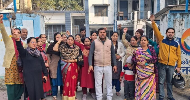 हल्द्वानी : ठंड में भी पेयजल संकट, नाराज लोगों का जल संस्थान कार्यालय पर प्रदर्शन