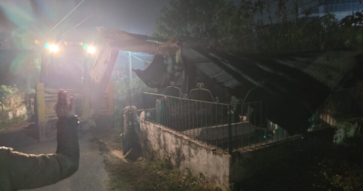 उत्तराखंड: देहरादून प्रशासन ने एक और अवैध मजार पर चला धामी का बुल्डोजर