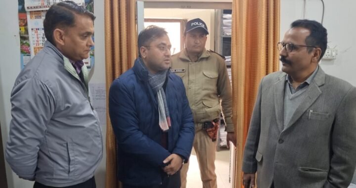 हल्द्वानी :(बड़ी खबर) तहसील में DM रयाल का छापा, बिचौलियों का खुला खेल, न्यायालय के काम तक प्राइवेट हाथों में