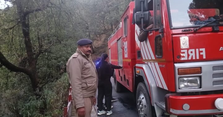 नैनीताल : DM रयाल के निर्देश पर बांज के जंगल में आग बुझाने दौड़ी फायर की गाड़िया