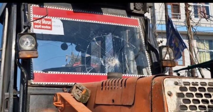 हल्द्वानी : यहां अतिक्रमण हटाने गई JCB पर पत्थर