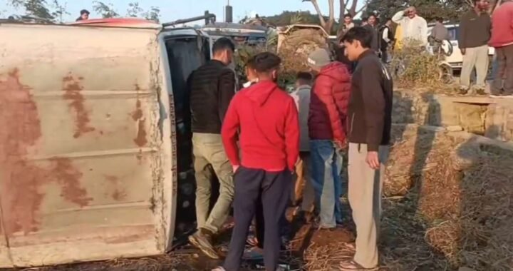 हल्द्वानी : यहां अनियंत्रित होकर बस पलटी, मची अफरा तफरी