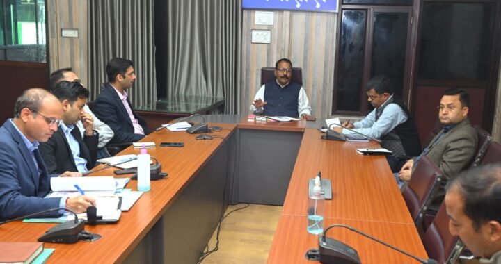 उत्तराखंड: जिलाधिकारी ने UUSDA को समयबद्धता से कार्य पूरा करने के दिए निर्देश