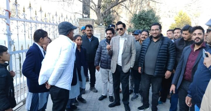 उत्तराखंड: कुमाऊं आयुक्त दीपक रावत ने नैनीताल में आग प्रभावित स्थलों और विकास कार्यों का किया निरीक्षण