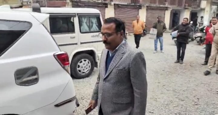 उत्तराखंड: जिलाधिकारी ने लिया तहसील कार्यों का जायजा, लंबित भूमि मामलों के निस्तारण के दिए निर्देश