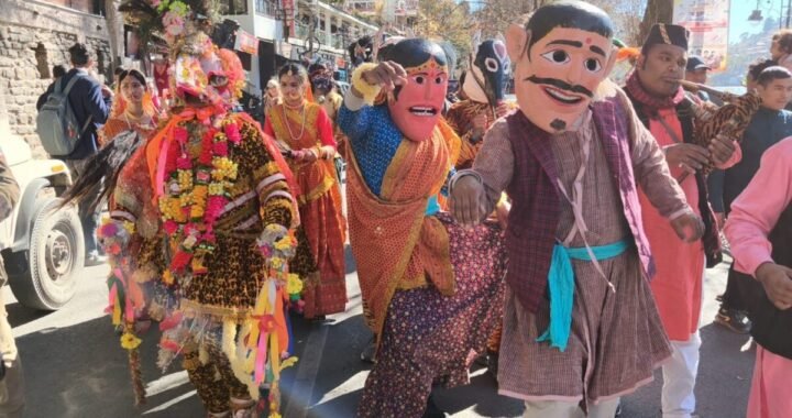 उत्तराखंड: नैनीताल में विंटर कार्निवाल का आगाज, पर्यटक हुए मंत्रमुग्ध