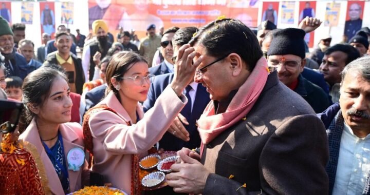 उत्तराखंड: मुख्यमंत्री धामी ने छात्रों के साथ सुना पीएम मोदी का “मन की बात”
