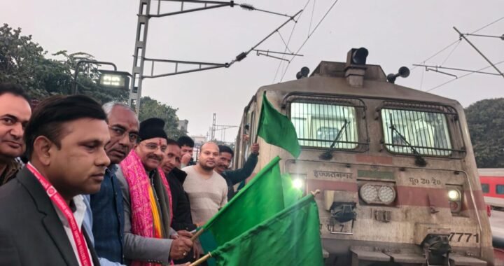 उत्तराखंड: सांसद अजय भट्ट ने हरी झंडी दिखाकर रवाना की बेंगलुरु स्पेशल एक्सप्रेस