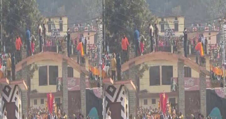 उत्तराखंड: डोली रुकी तो फूटा गुस्सा! अगस्त्यमुनि में हथौड़ा लेकर गेट पर चढ़े ग्रामीण