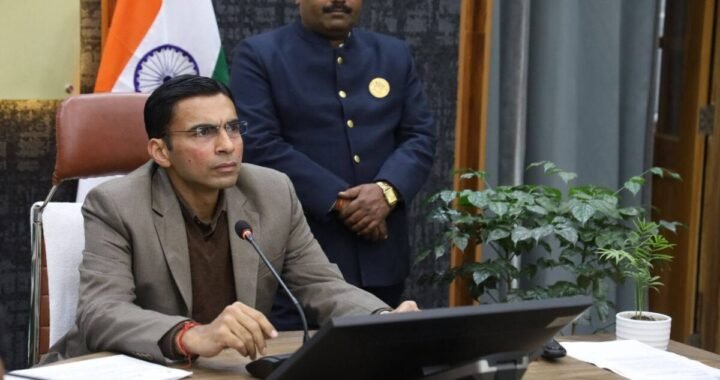 देहरादून: यहां सुस्त रफ्तार पर भड़के डीएम सविन, अधिकारियों को लगाई फटकार
