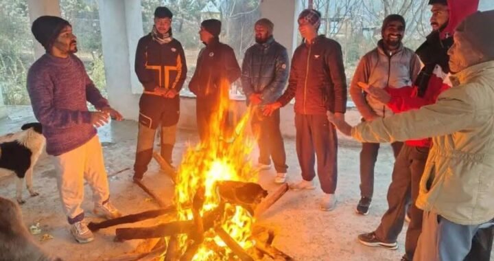 नैनीताल : बर्फबारी से लौटी ठंड, सार्वजनिक जगहों पर जलाएं गए अलाव, विभागों को अलर्ट पर रहने के निर्देश