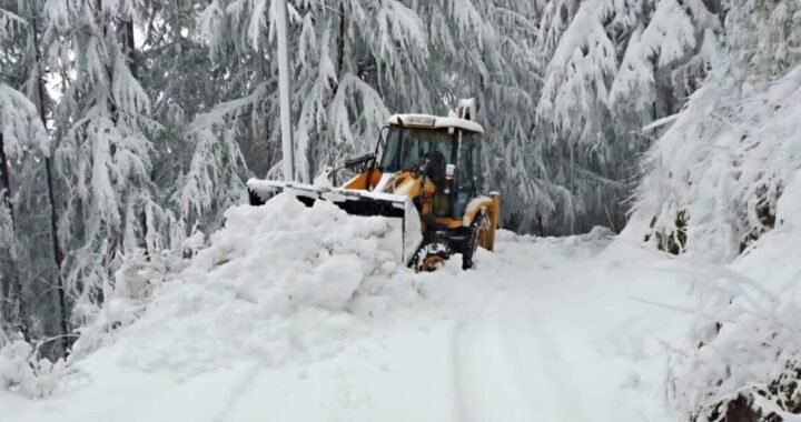 उत्तराखंड : यहां बर्फबारी के चलते कई मोटर मार्ग बाधित, सुचारु करने का कार्य जारी