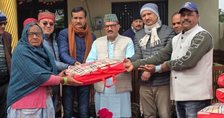 रामनगर : भाजपा नेता राकेश नैनवाल ने बुजुर्गों को बांटे कम्बल, युवाओं को दी स्पोर्ट्स किट सुनी समस्याएं