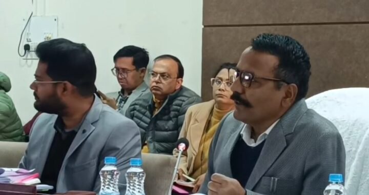 नैनीताल :(बड़ी खबर) DM रयाल ने दिए निर्देश, अधिकारी जनता का विश्वास जीतकर करें  काम