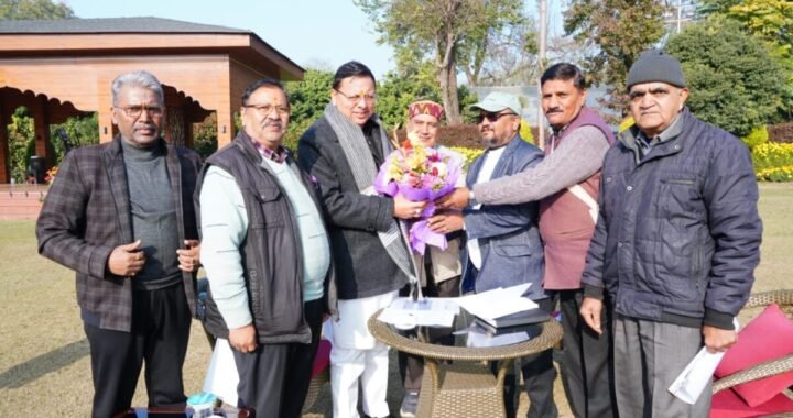 उत्तराखंड: मुख्यमंत्री धामी सेवानिवृत्त कर्मचारियों से मिले, पेंशन और वेतन बढ़ोतरी का दिया भरोसा