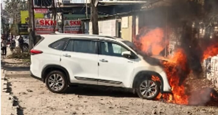 उत्तराखंड: यहाँ दवा लेने गए कारोबारी की कार आधे घंटे में धू-धू कर जल गई