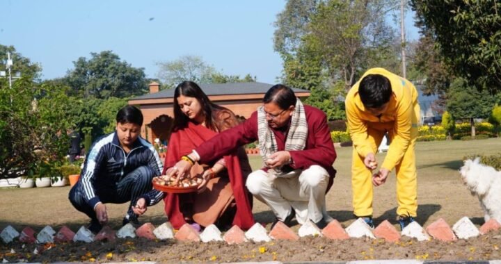 उत्तराखंड: मुख्यमंत्री ने सपरिवार रोपे ट्यूलिप बल्ब, उद्यान विभाग को दिए व्यावसायिक उत्पादन के निर्देश